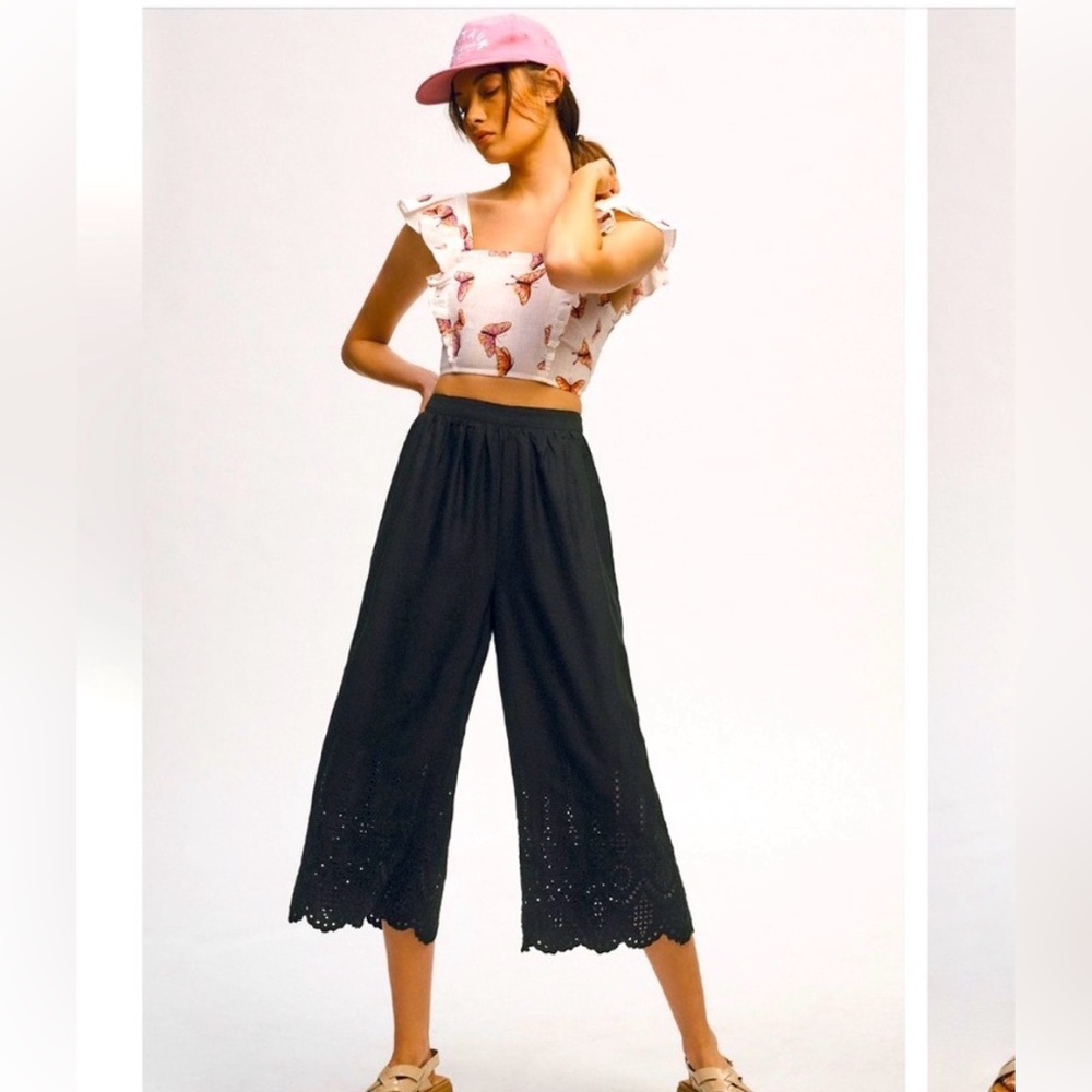 Anthropologie Wide-Leg Eyelet Crop Pants. Size 4